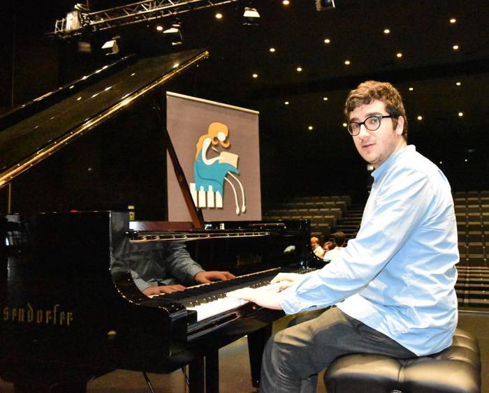 Piano doinuekin gozatzen, sariketatik sariketara dabil Ignacio Arakistain azpeitiarra