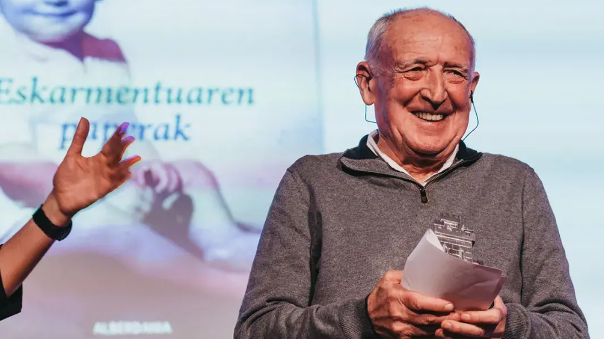 Anjel Lertxundiren ibilbide literarioa saritu dute Irun Literatur Sarietan