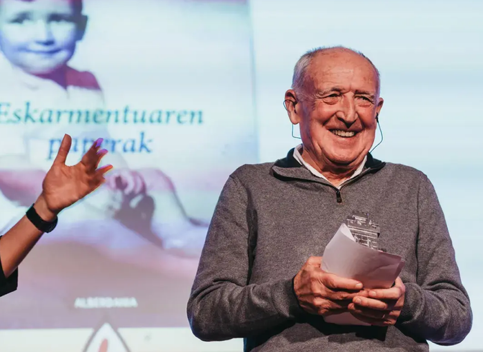 Anjel Lertxundiren ibilbide literarioa saritu dute Irun Literatur Sarietan