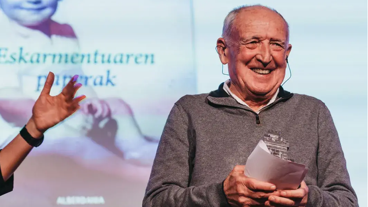 Anjel Lertxundiren ibilbide literarioa saritu dute Irun Literatur Sarietan