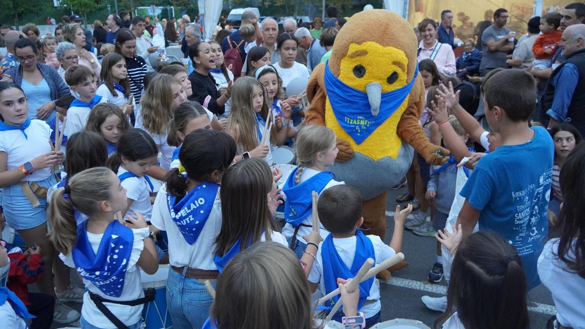 Dandorradarekin eta Txan-Txanen agerraldiarekin hasi dira Itxasmendiko jaiak