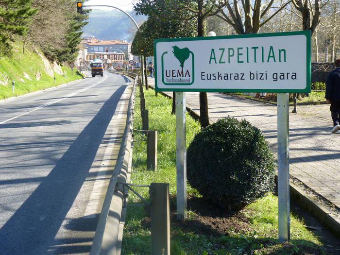 "Azpeitian euskaraz bizi gara"