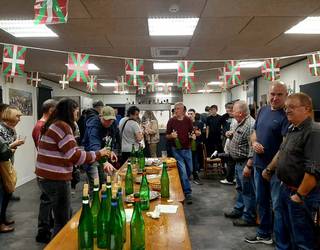 Auzoko sagardo onenak dastatuta eta sarituz hasi dute sanmartinetako asteburua Lasaon