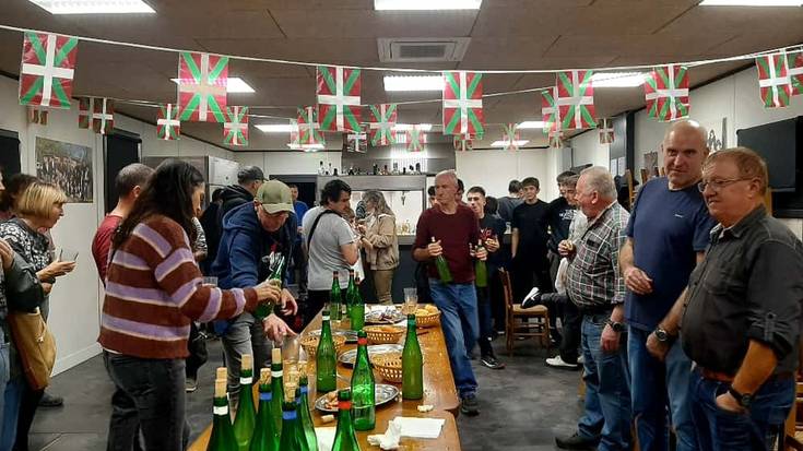 Auzoko sagardo onenak dastatuta eta sarituz hasi dute sanmartinetako asteburua Lasaon