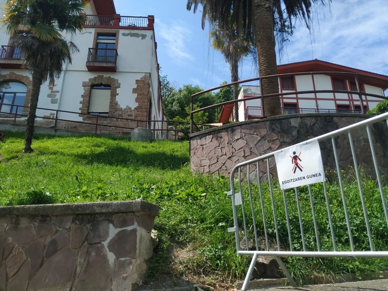 San Juan egoitzaren berdeguneko sarbideak itxi dituzte, egoiliarrek gunea erabil dezaten