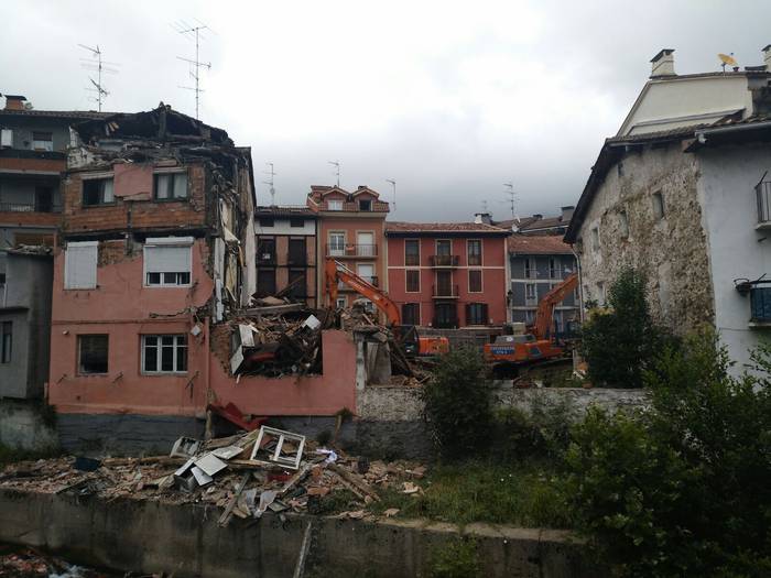 Azkoitiko Kale Nagusiko 4. zenbakidun eraikina eraisten ari dira