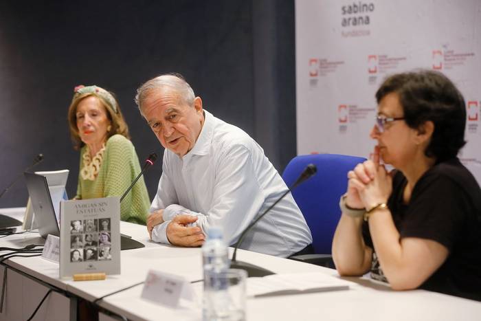 Aurkezpena: 'Amigas sin estatuas' liburua aurkeztuko du Iñaki Anasagastik