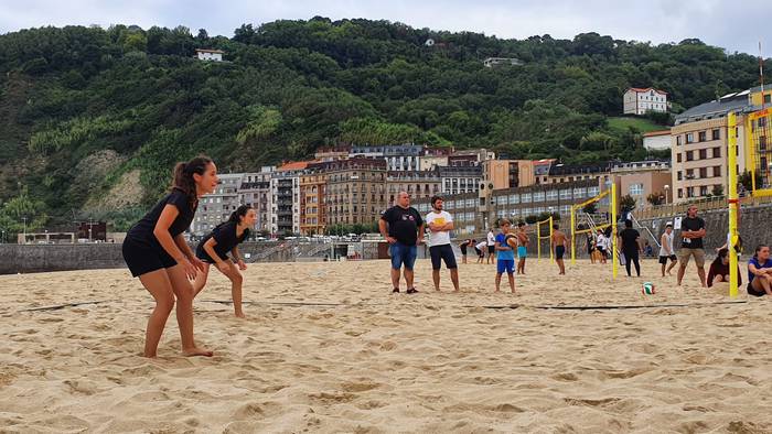 Zurriola hondartzako boleibol txapelketa irabazi dute Leire eta Beltzane Aizpuruk