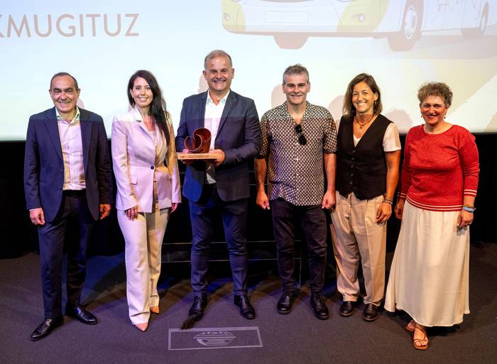 Aldundiaren Guztiok Mugituz saria jaso du La Guipuzcoana autobus enpresak