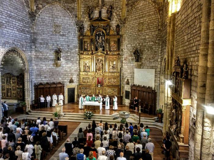 Parrokia txikia geratu da Mikel Biainen aldeko mezarako