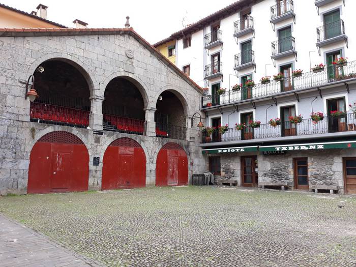 Hasi dira Zestoako plaza zezen plaza bihurtzeko egokitzapen lanekin