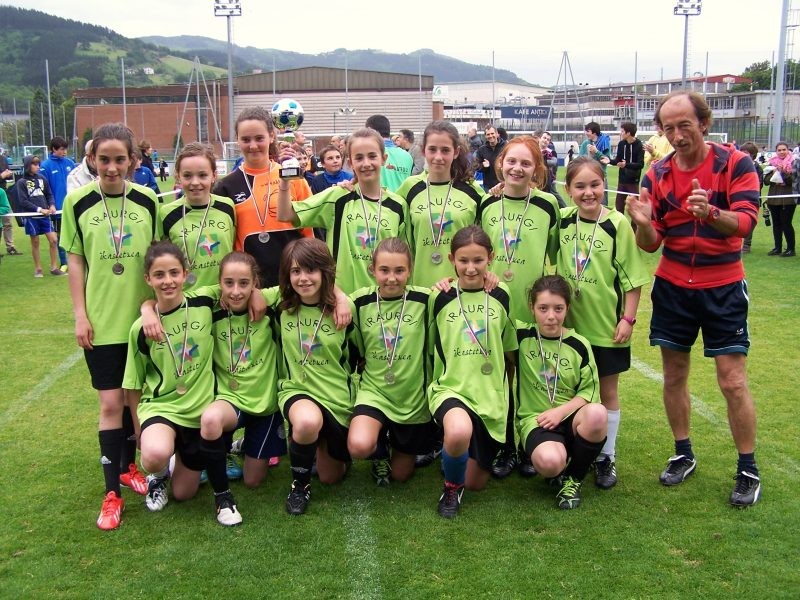 Eskolarteko futboleko finalak jokatuko dituzte bihar arratsaldean, Garmendipen