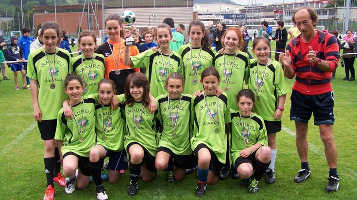 Eskolarteko futboleko finalak jokatuko dituzte bihar arratsaldean, Garmendipen