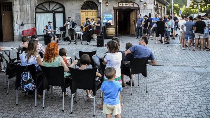 Azkaiter Peloxek eta Sala anaiek musikaz girotu dituzte herriko kaleak