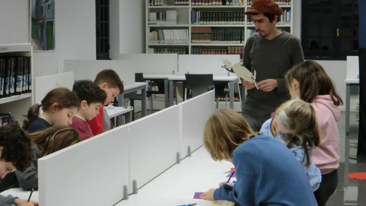 Itzalekin eta titereekin esperimentatu dute haurrek oihalaren atzean