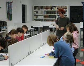 Itzalekin eta titereekin esperimentatu dute haurrek oihalaren atzean