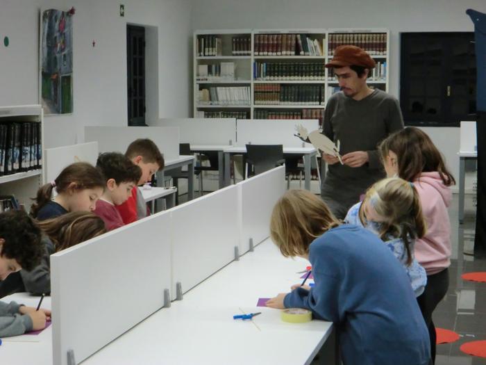 Itzalekin eta titereekin esperimentatu dute haurrek oihalaren atzean