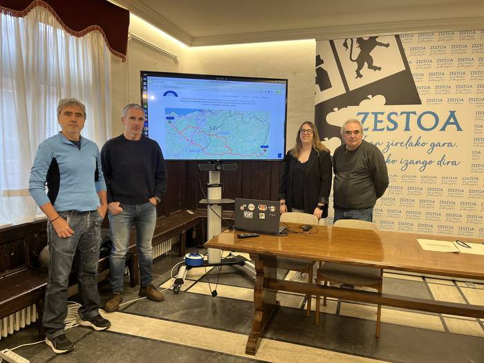 Zestoa eta Urepele oinez lotzen dituen ibilbidearen webgunea aurkeztu dute