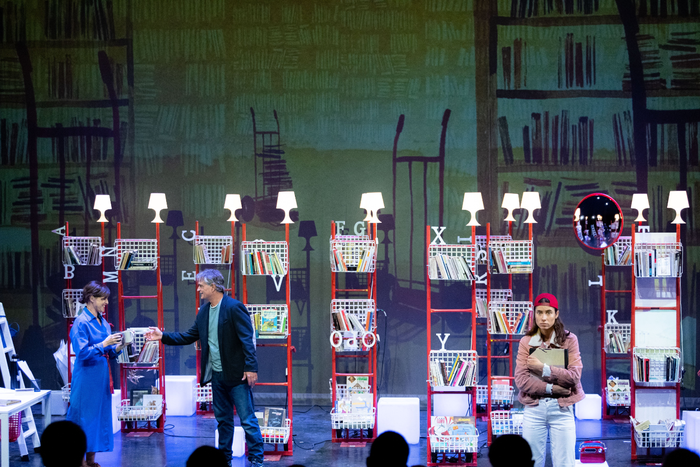 'Kolapso' eta 'Mundua pitzatuta dago baina hantxe gabiltza oinez' antzerkietarako sarrerak, salgai