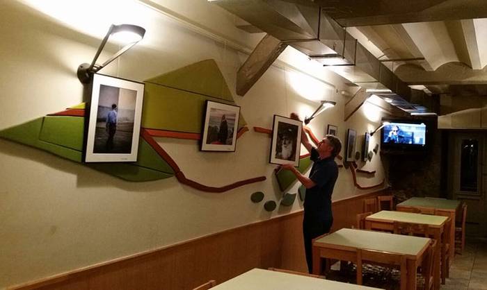 Erakusketa berria jarri du Azpeitiko Argazki Elkarteak Lagun Onak Mendi Bazkunaren tabernan