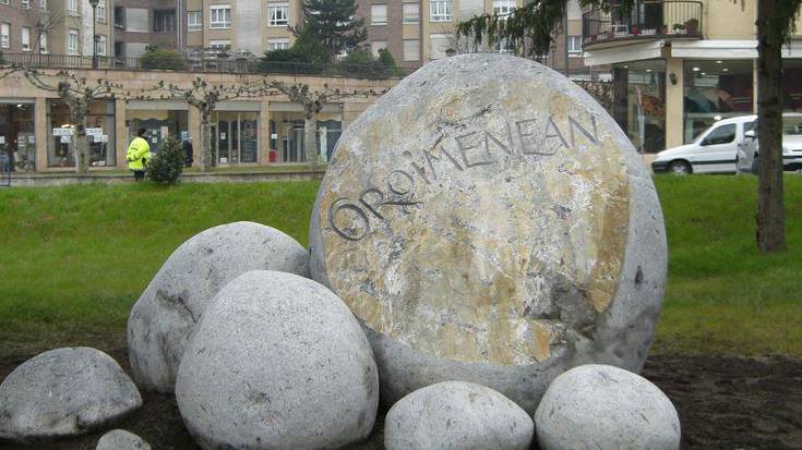 Udal ordezkariek elkarretaratzea egingo dute bihar Insausti Jauregiko 'Oroimena' monolitoaren parearen, Memoriaren Egunean