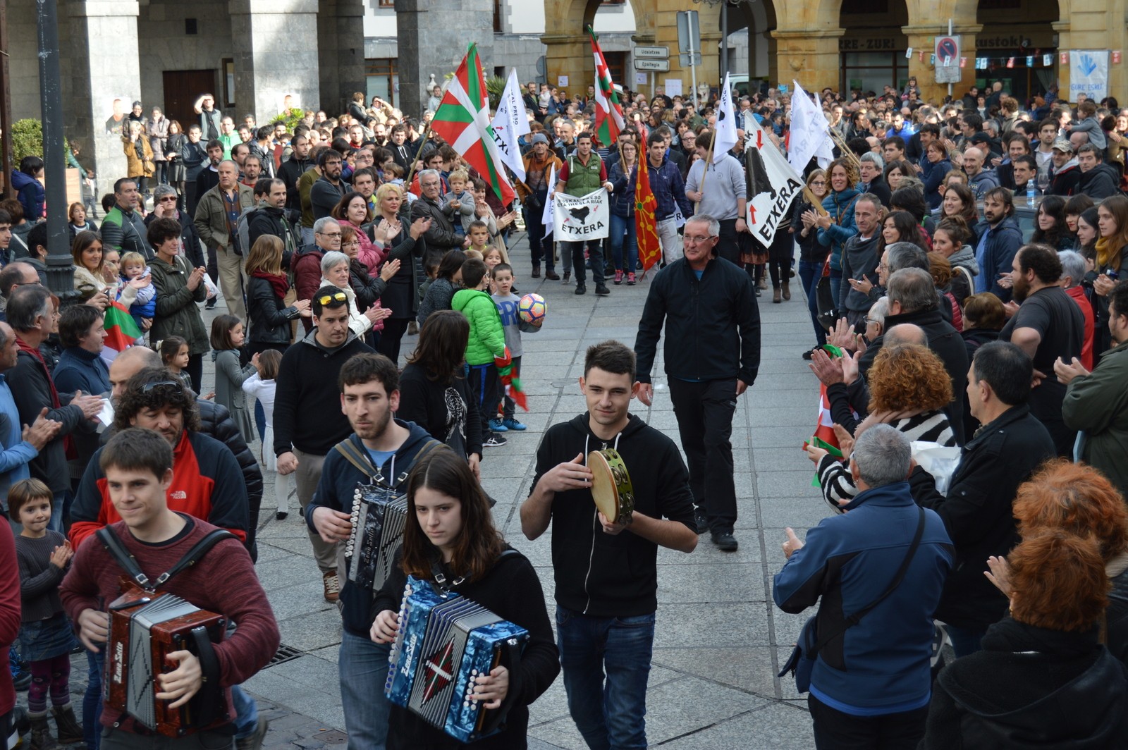 Ehundaka lagun bildu dira herriko plazan, "Traki"-ri ongietorria emateko
