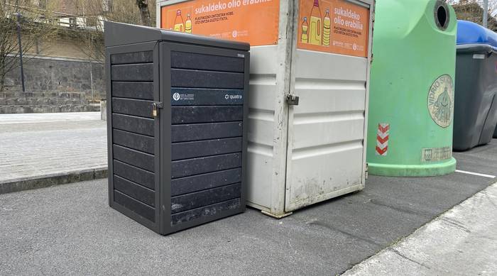 Kafe kapsulentzako edukiontziak jarri dituzte herriko bi lekutan