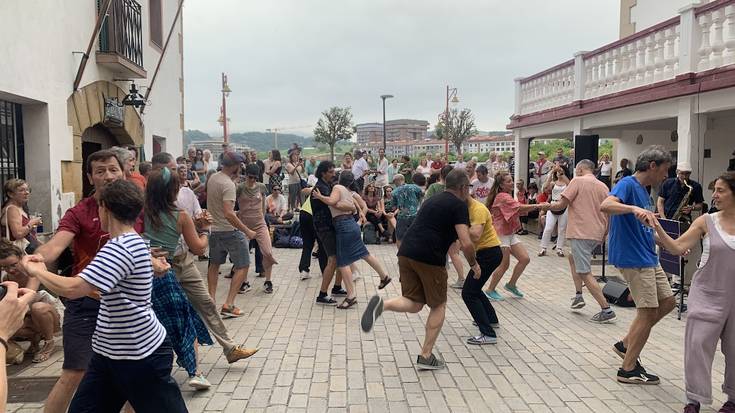 Swingaren erritmoak dardaratu ditu herritarrak
