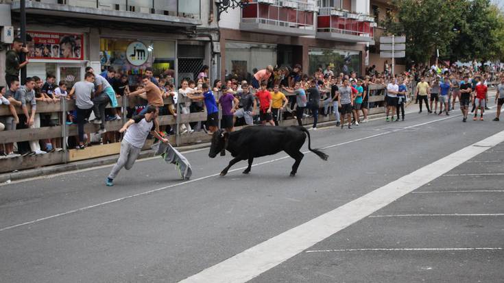 Helduen entzierroarekin eta zezen bolaztatuekin amaitu da XIII. Zezen Beltz Asteburua