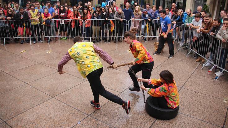 Heldu da blusak armairutik ateratzeko ordua