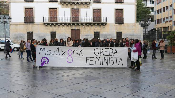 Greba feministarekin bat eginez, plaza hartu dute emakumeek