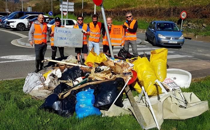 Hondakin ugari jaso dute Urola Bizirik natur taldekoek Katuin errekaren garbiketan