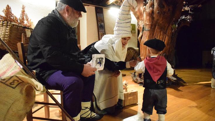 Olentzero eta Mari Domingiren bisita jaso dute Aiako haurrek Iturraranen