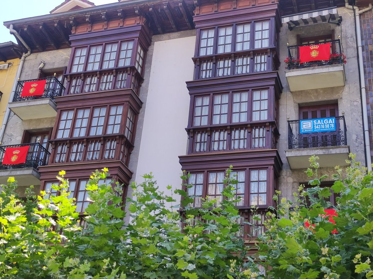 Herritarrak hasi dira Azkoitiko bandera balkoietan jartzen