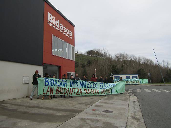 Bidasoa Inprimategia Zentroko langileek elkarretaratzea egin dute, "lan baldintza duinen alde"