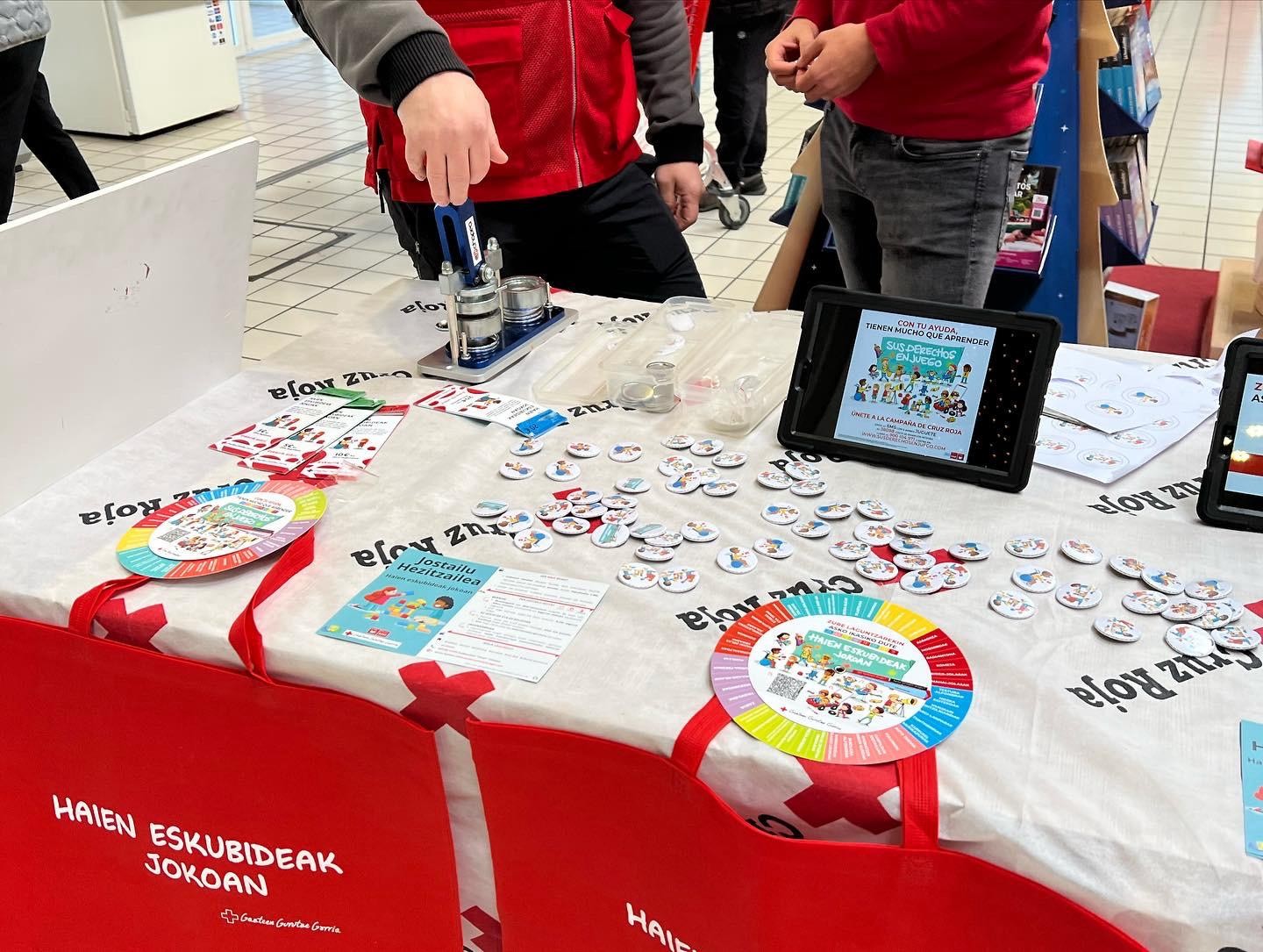Jostailu hezitzailea kanpaina jarri du abian Gurutze Gorriak, haurren jolasteko eskubidea bermatzeko