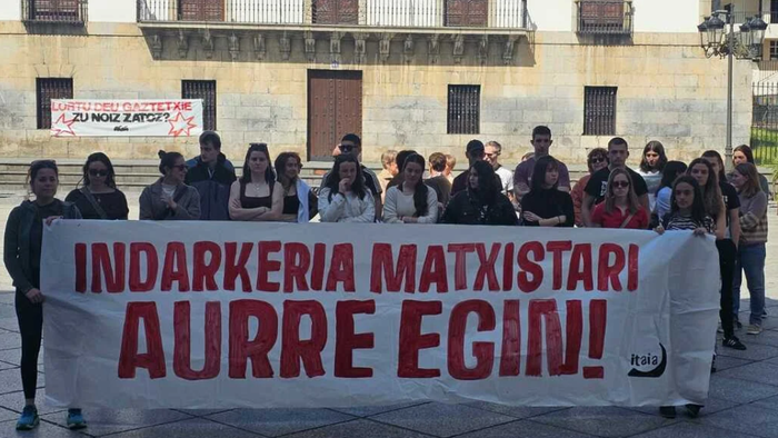 Iruñeko emakumearen heriotza salatuko dute bihar plazan, Itaiak deituta