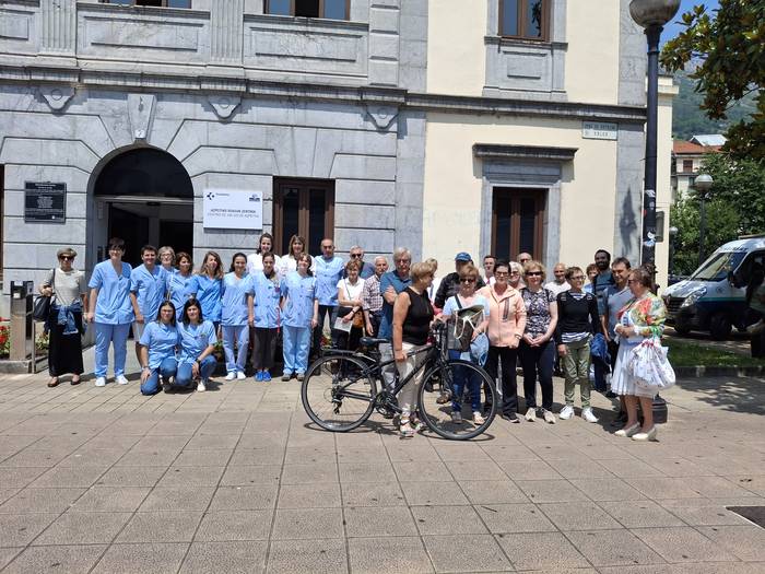 Osakidetzan deitutako protestarekin bat egin dute Azpeitiko anbulatorioan