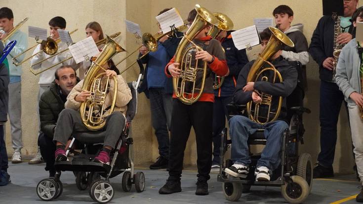 Musikak denak berdintzen ditu