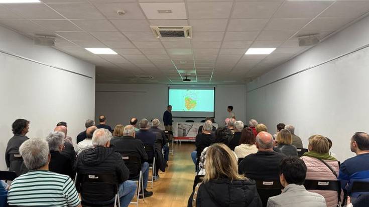 Landa lursailak mugatzen jarraitzeko, jur jabeekin elkartu da udala