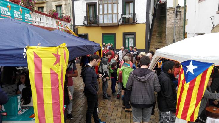Gaueko hamarretan kazerolada Kataluniari elkartasuna adierazteko