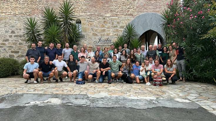 Familia argazkia aterata borobildu du Erniarraitzek 25. urteurrena