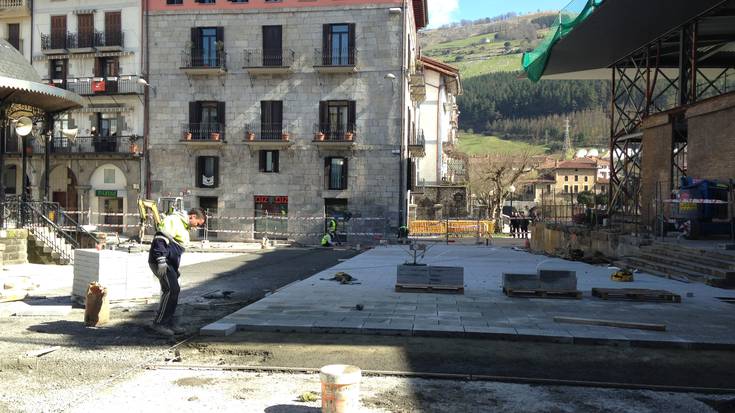 Plazan zoru berria jartzen hasi dira