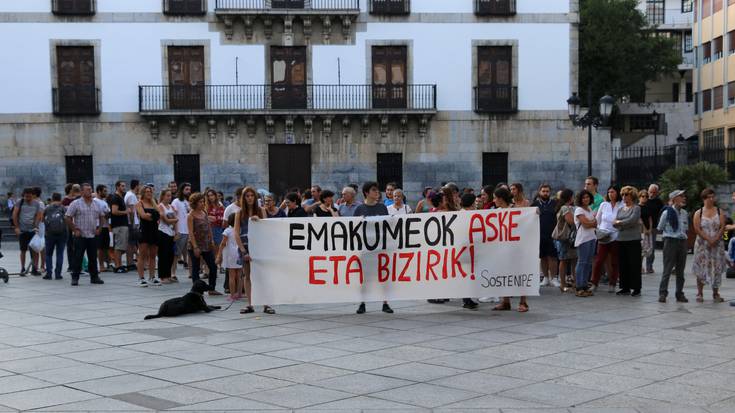 Hainbat herritar atera da plazara erailketa eta eraso matxistak salatzeko