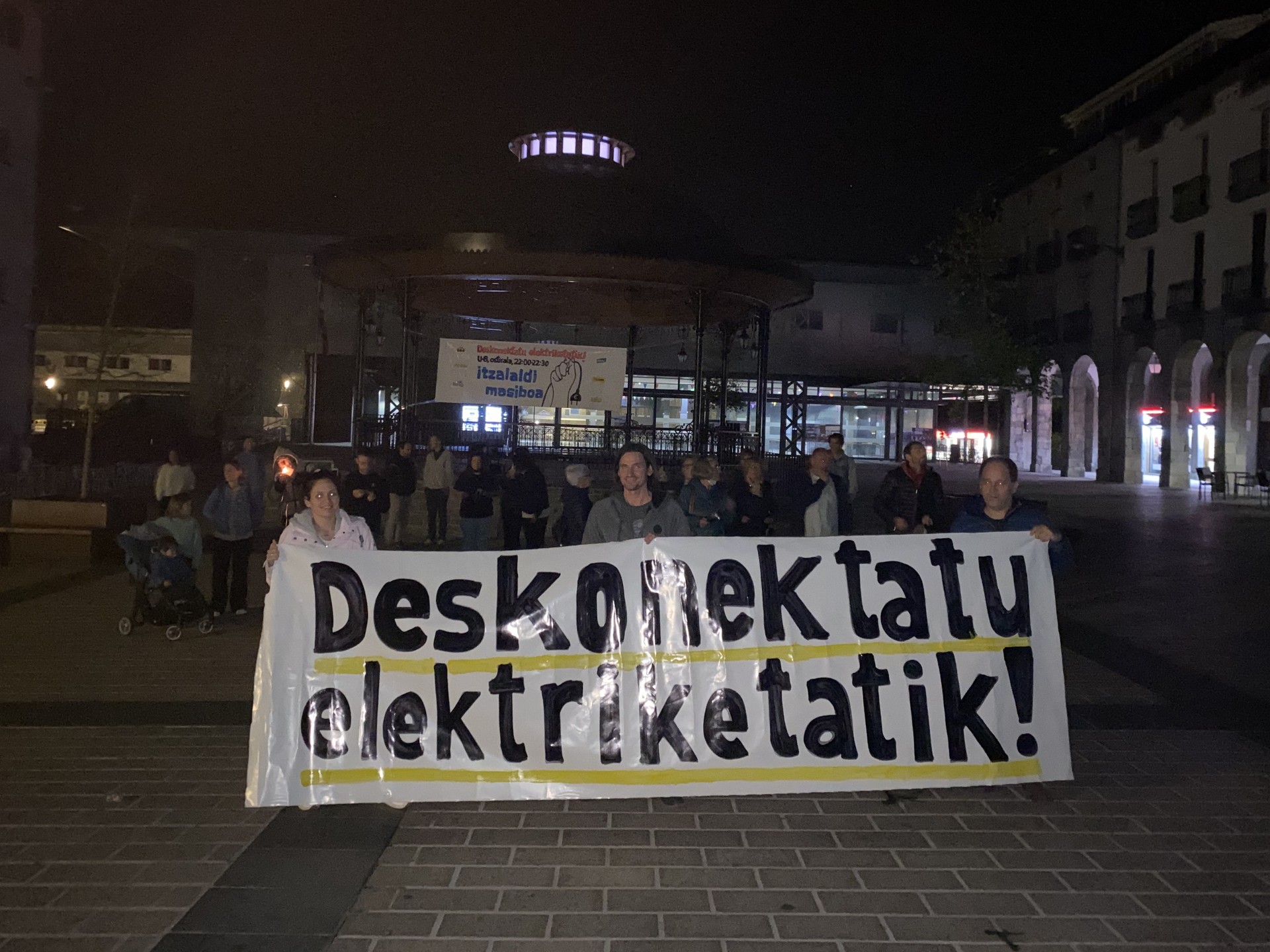 Itzalaldia eta kontzentrazio zaratatsua, enpresa elektriko handiak egiten ari diren "gehiegikeriak" salatzeko
