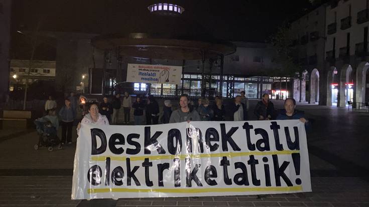 Itzalaldia eta kontzentrazio zaratatsua, enpresa elektriko handiak egiten ari diren "gehiegikeriak" salatzeko