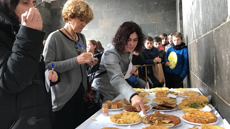 Haritz Alberdik, Urko Sudupek eta Oihan Etxanizek irabazi dute Azkoitiko Patata Tortilla Lehiaketa