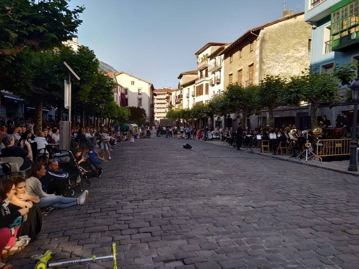Azkoitiko Musika Bandak jendetza elkartu du Plaza Berrian