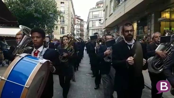 BIDEOA. Bandakide ohiak kalejiran elkartuta, larunbat goiza alaitzen