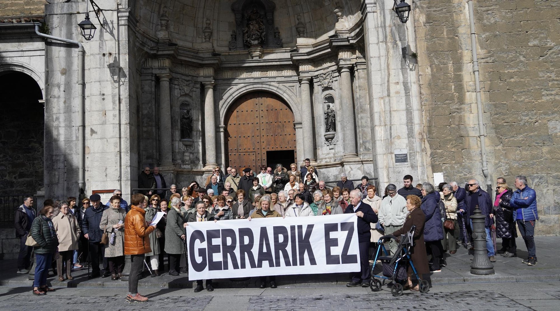 Dozenaka lagunek bat egin dute gerrari ezetz esateko